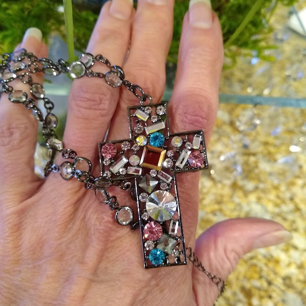 ✝️💕 Crystal cross necklace - Picture 2 of 7